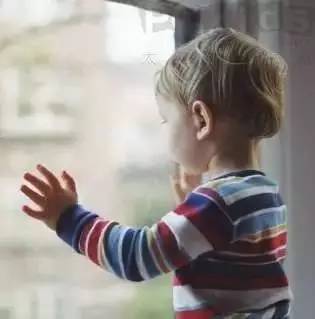 家长不容忽视的隐形危险,父母的忽视会造成孩子一生的悲剧