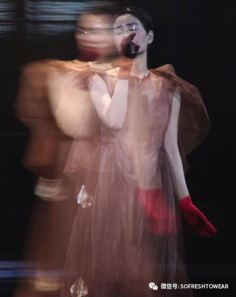 穿50公斤仙女服的王菲，就让她继续成为一段传说好了