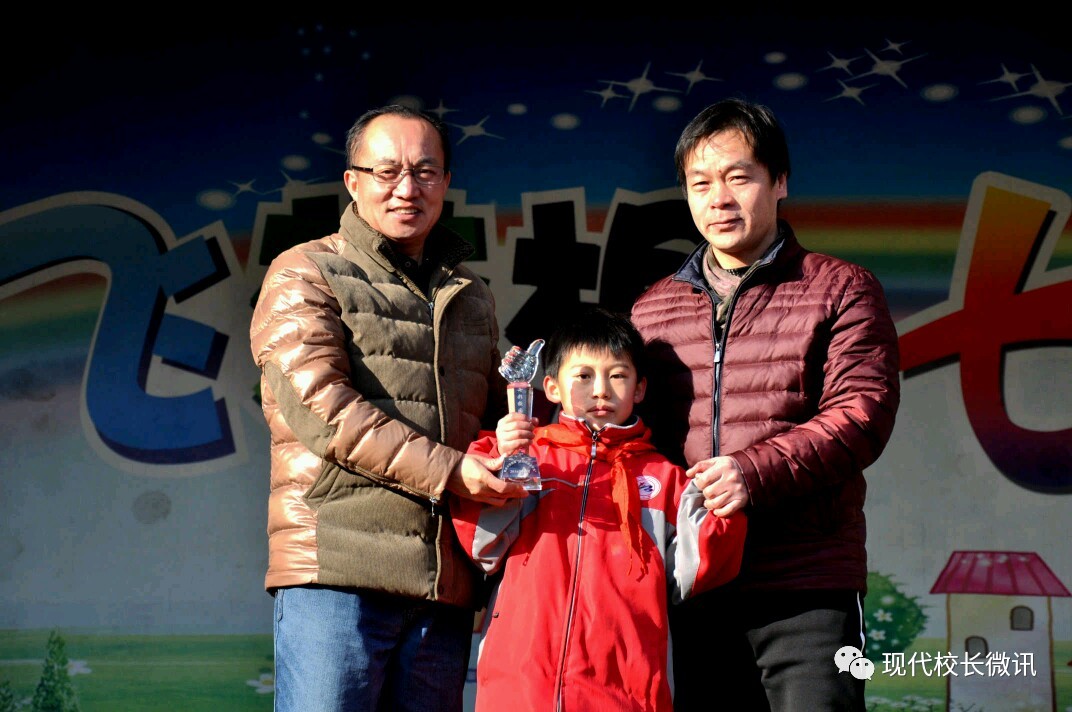 「直通校园」打造“七彩”足球文化尽享“七彩”足球激情——太原市杏花岭区虹桥小学举行“七彩校园足球节”颁奖仪式