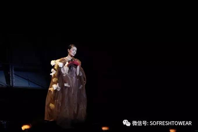 穿50公斤仙女服的王菲，就让她继续成为一段传说好了