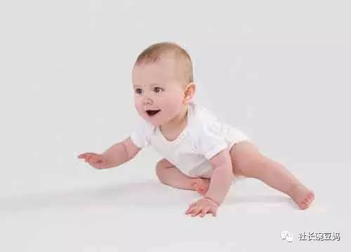 新生儿头睡斜了怎么纠正,新生儿头睡歪了怎么办能长好吗