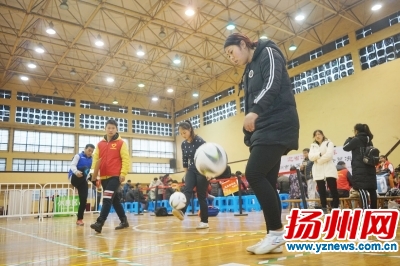 足球比赛时花式秀颠球,足球花式颠球集锦