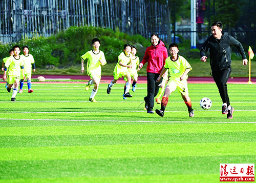 足球火上*会两**人大代表呼吁将“足球之城”打造为清远名片