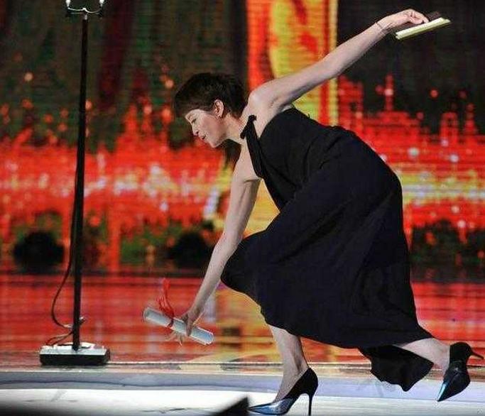 胡歌摔倒全过程,胡歌摔倒视频