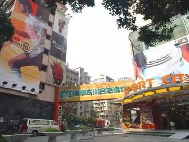 以前一放学就能看到的士多，现在也越来越少了。。。