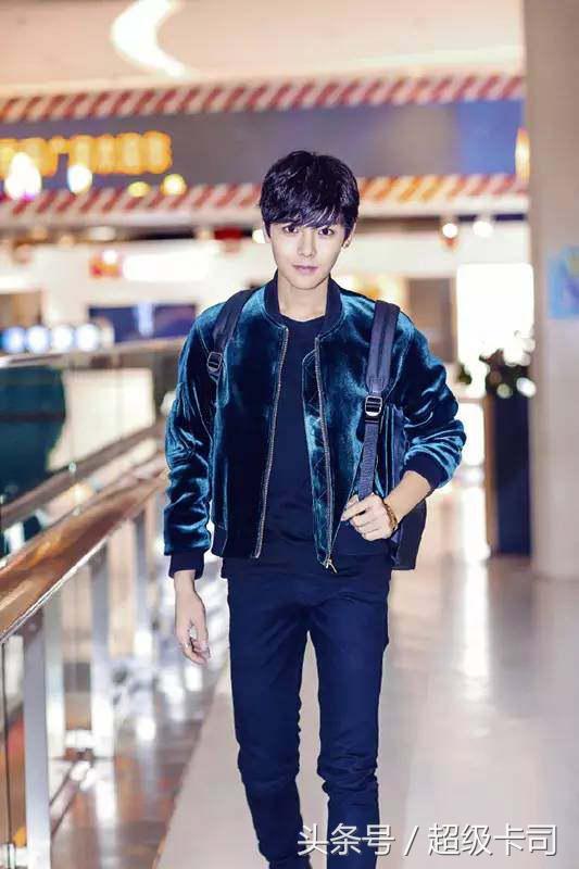 侯明昊像一个男艺人,侯明昊艺人的诞生唱歌