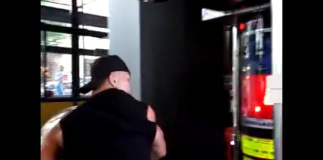 一龙重拳889磅接近泰森，虐400斤美保镖，11秒KO法冠军