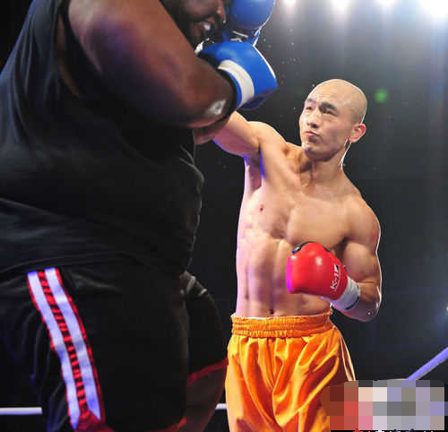 一龙重拳889磅接近泰森，虐400斤美保镖，11秒KO法冠军