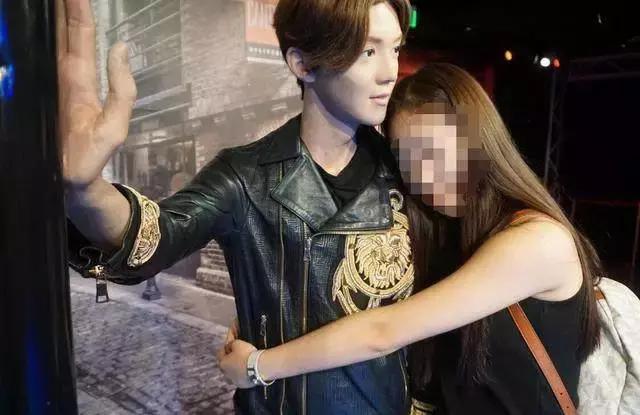 鹿晗蜡像被亲掉一层皮,鹿晗蜡像被迷妹亲掉一层皮