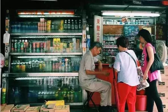 以前一放学就能看到的士多，现在也越来越少了。。。