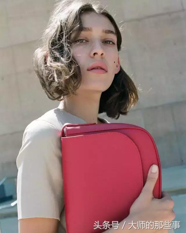 王菲复出后背的第一只包居然是它？