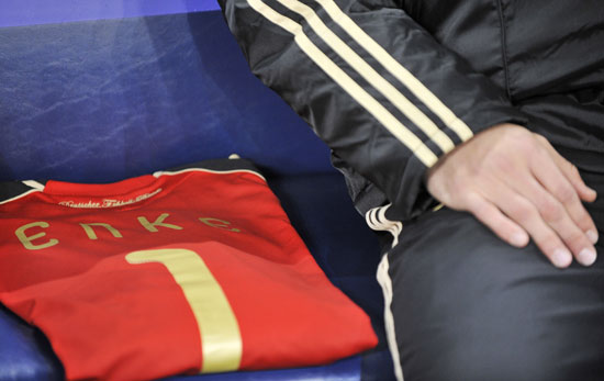 曾是卡恩莱曼之后的德国国门，却因女儿去世自杀身亡