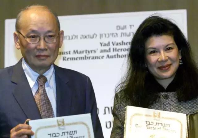 他全家性命危在旦夕，连续被50多个国家拒签，直到来中国总领馆