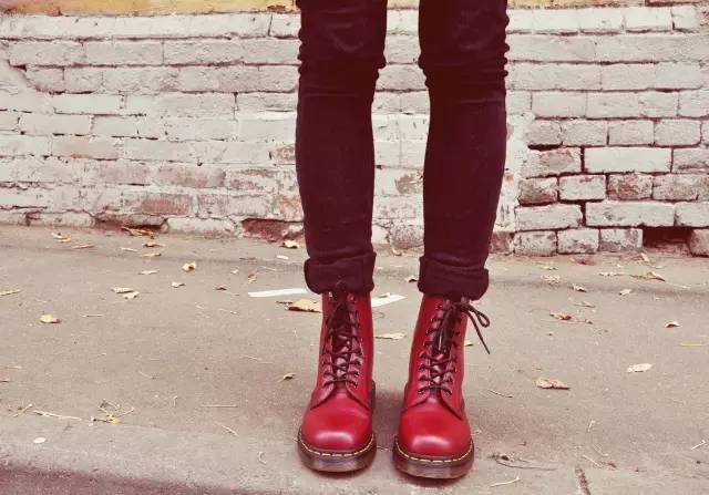 每个人都该有一双马丁靴,每个人都有一双马丁靴