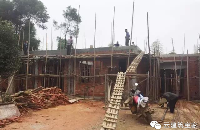 收藏家请甲级设计院回农村建了新中式别墅，巧妙设计改善西晒问题