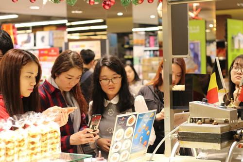 老板，一杯热朱古力，一份烈日窝夫+士多啤梨酱······