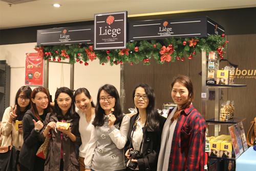 老板，一杯热朱古力，一份烈日窝夫+士多啤梨酱······