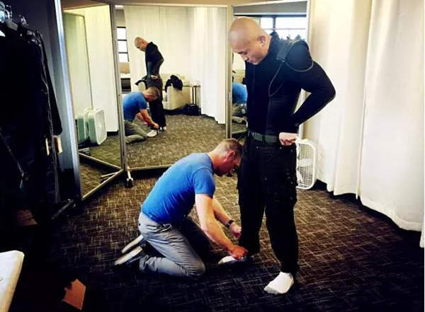 一龙重拳889磅接近泰森，虐400斤美保镖，11秒KO法冠军