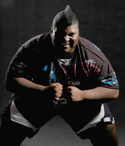 一龙重拳889磅接近泰森，虐400斤美保镖，11秒KO法冠军