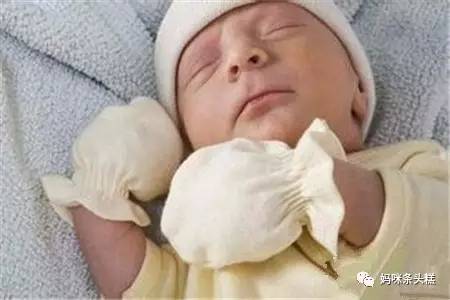 新生宝宝惊跳、抓耳挠脸、蜕皮，状况百出新手妈妈必备心理手册