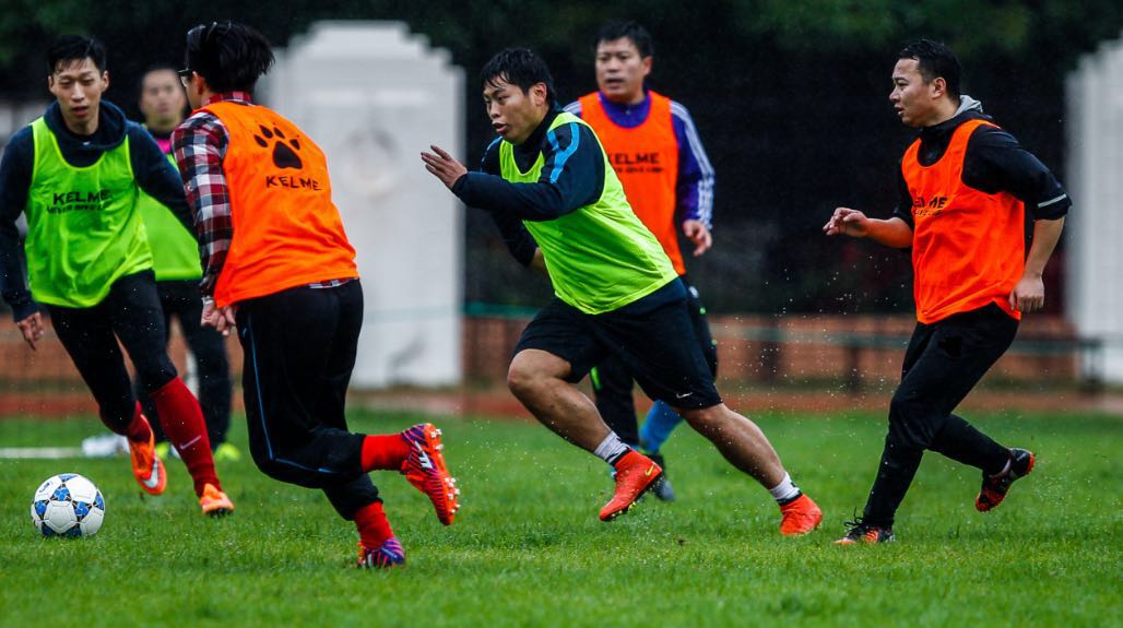 中国足球联赛足球宝贝演出,中国足球比赛助威视频