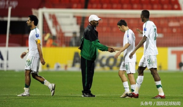 韩乔生说过那位戴绿帽子的沙特队主教练是谁？