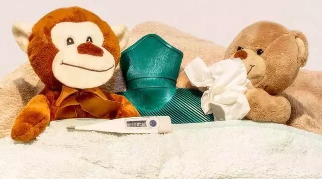 宝宝高烧抽搐怎么办,宝宝发高烧抽搐妈妈打赤脚送医院