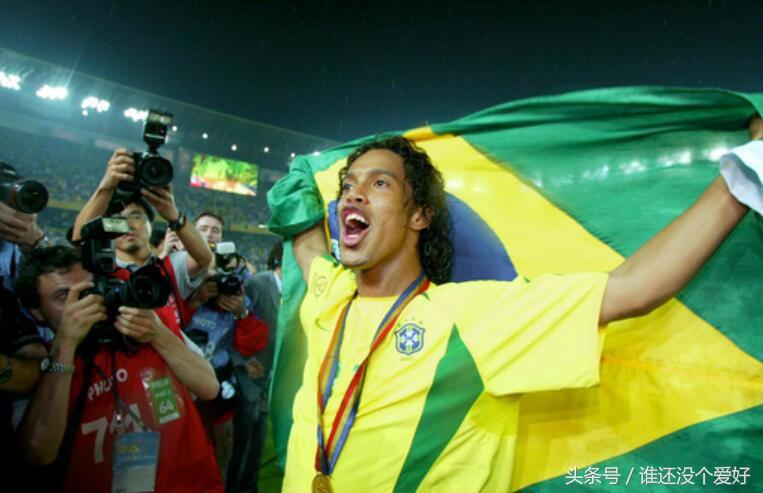 父亲留给他的“足球初衷”——罗纳尔迪尼奥球场上的快乐精灵