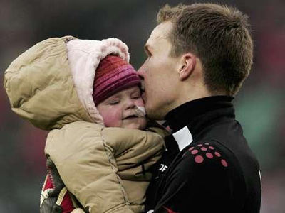 曾是卡恩莱曼之后的德国国门，却因女儿去世自杀身亡