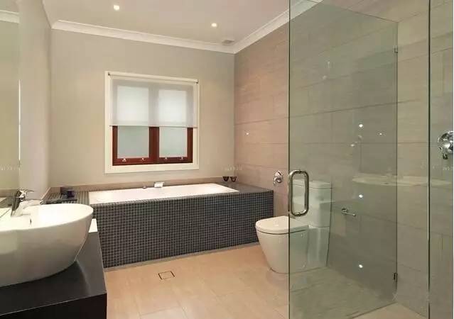 卫生间有帘子遮挡吗,卫生间窗户自带窗帘