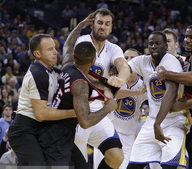 勇士球员一个一个倒下,勇士摔倒