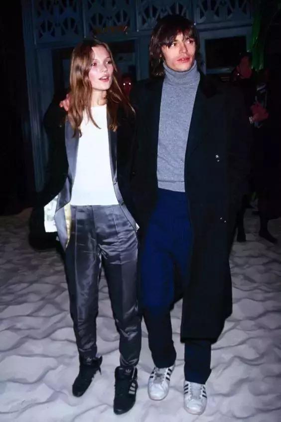 杨幂小金珠手链,杨幂小贝壳黑裙