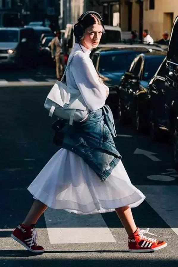 杨幂小金珠手链,杨幂小贝壳黑裙