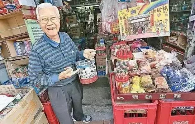 以前一放学就能看到的士多，现在也越来越少了。。。