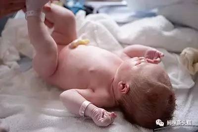 新生宝宝惊跳、抓耳挠脸、蜕皮，状况百出新手妈妈必备心理手册