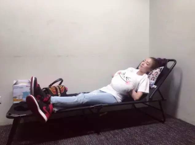 权志龙约会穿什么鞋,权志龙雏菊鞋子穿搭