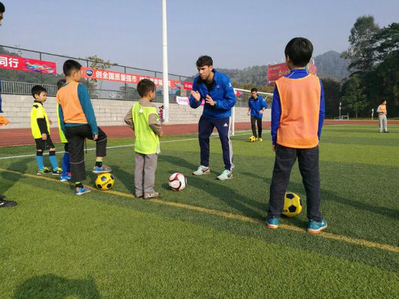 东莞的孩子有福啦！本周末体验英超曼城体系专业少儿足球课！