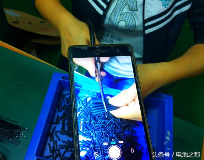 华为手机摔了一下屏幕失灵怎么办,华为手机摔出了个亮点