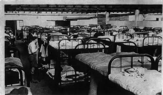 他全家性命危在旦夕，连续被50多个国家拒签，直到来中国总领馆