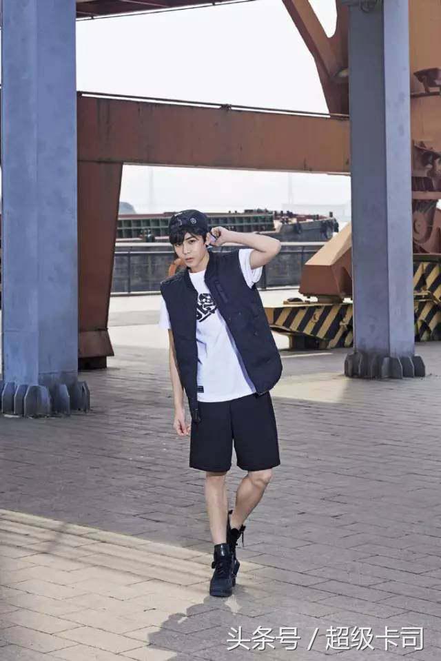 侯明昊像一个男艺人,侯明昊艺人的诞生唱歌