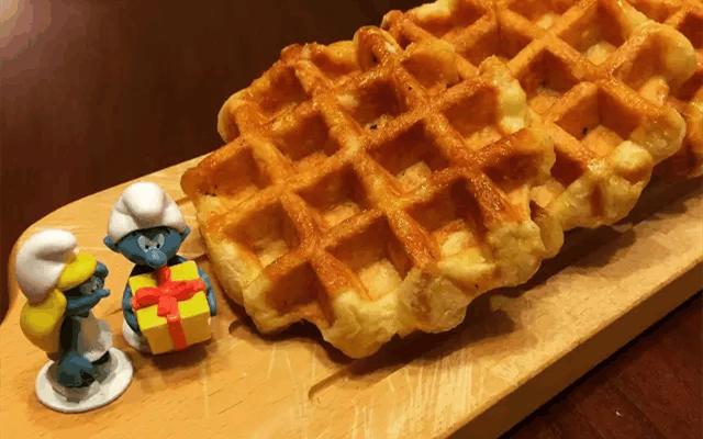 老板，一杯热朱古力，一份烈日窝夫+士多啤梨酱······