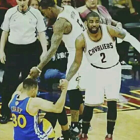 勇士球员一个一个倒下,勇士摔倒