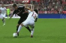 德罗巴训斥假摔队友2010,德罗巴回到更衣室怒斥假摔队友