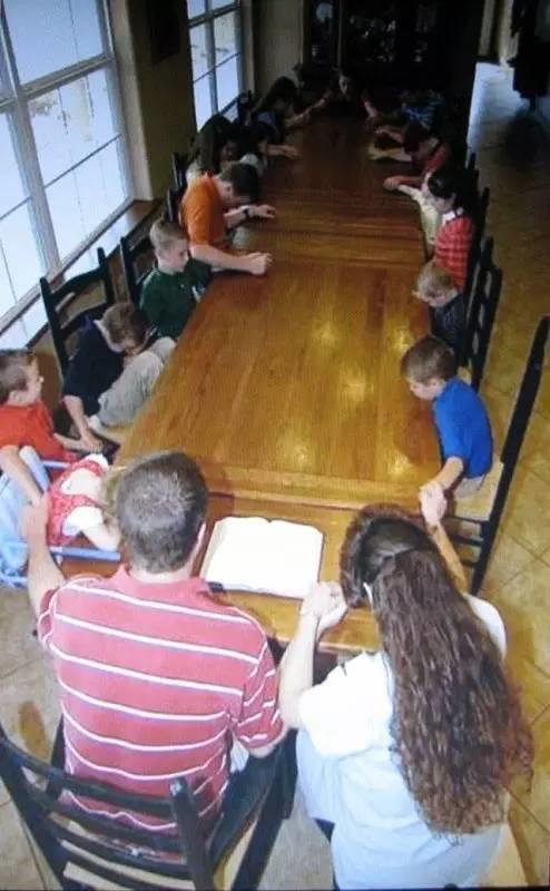 美国夫妇二十五年生十九子女，领着福利还想继续生下去！