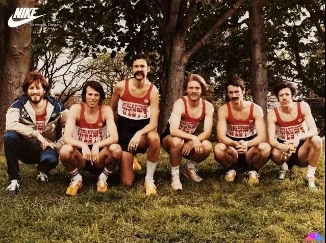 杨幂小金珠手链,杨幂小贝壳黑裙