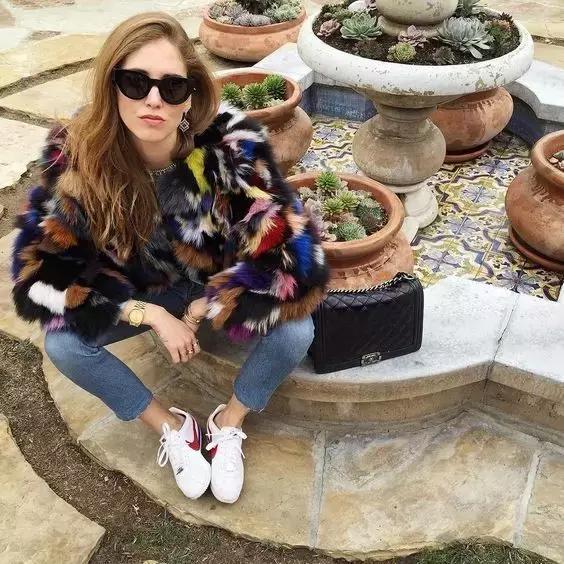 杨幂小金珠手链,杨幂小贝壳黑裙