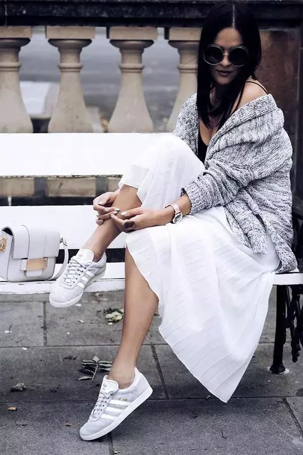 杨幂小金珠手链,杨幂小贝壳黑裙