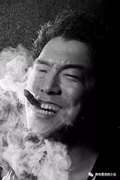 你们这些喜剧艺人，正经演起戏来，也能如此精彩