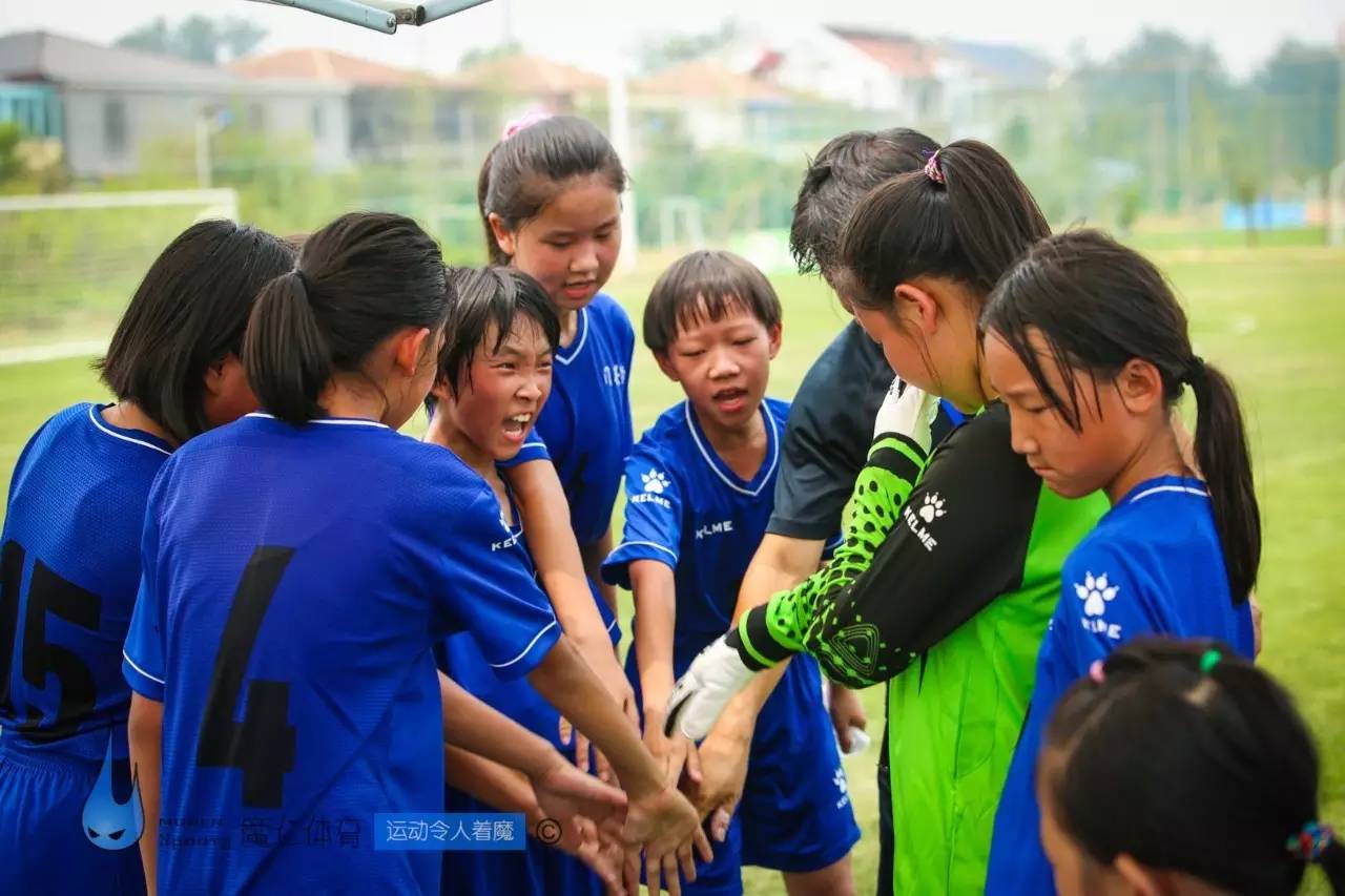 足球女孩反差转场,定格女生版