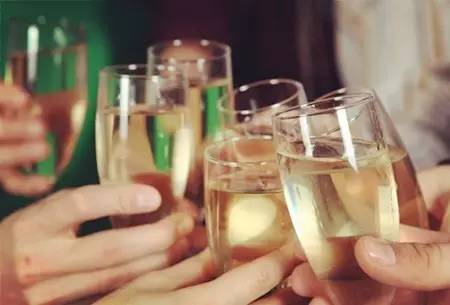 连喝了三天酒,吃饭时不谨慎把舌头咬伤了怎么治